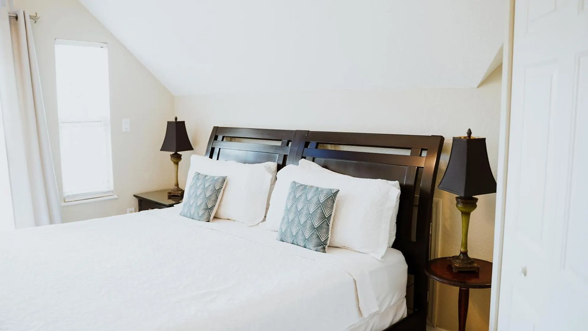 Shangri-La Boutique Bed & Breakfast West Bay 4*,  케이맨 제도
