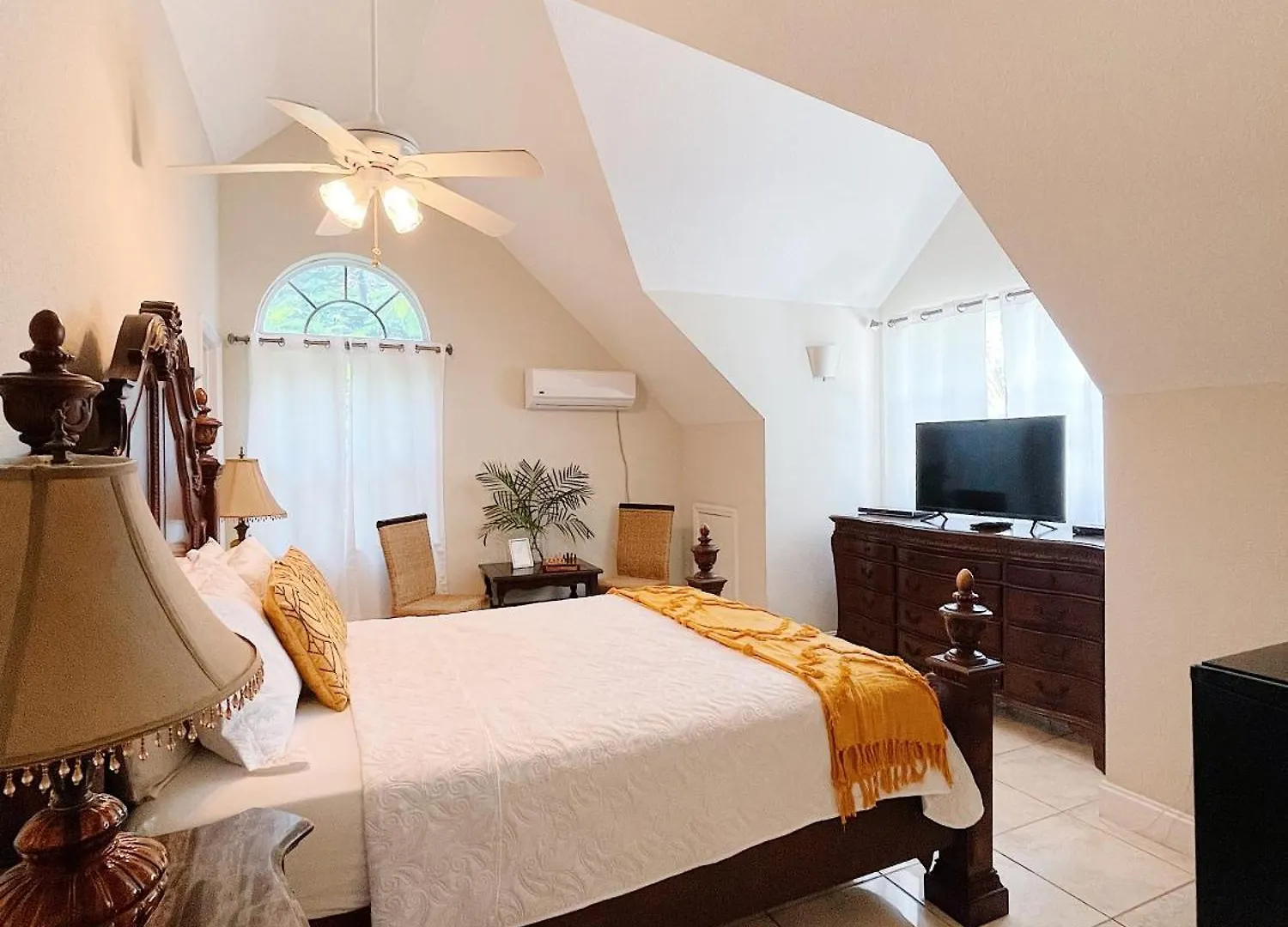 Shangri-La Boutique Bed & Breakfast West Bay