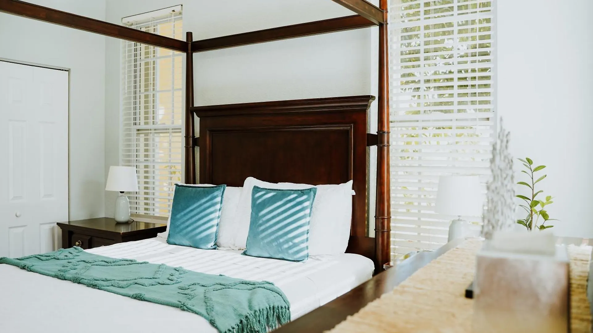 Shangri-La Boutique Bed & Breakfast West Bay