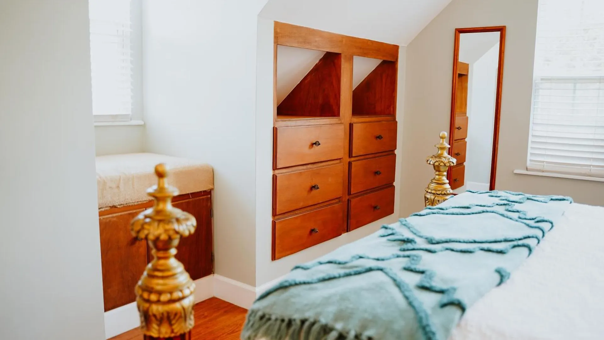 Shangri-La Boutique Bed & Breakfast 4*, West Bay