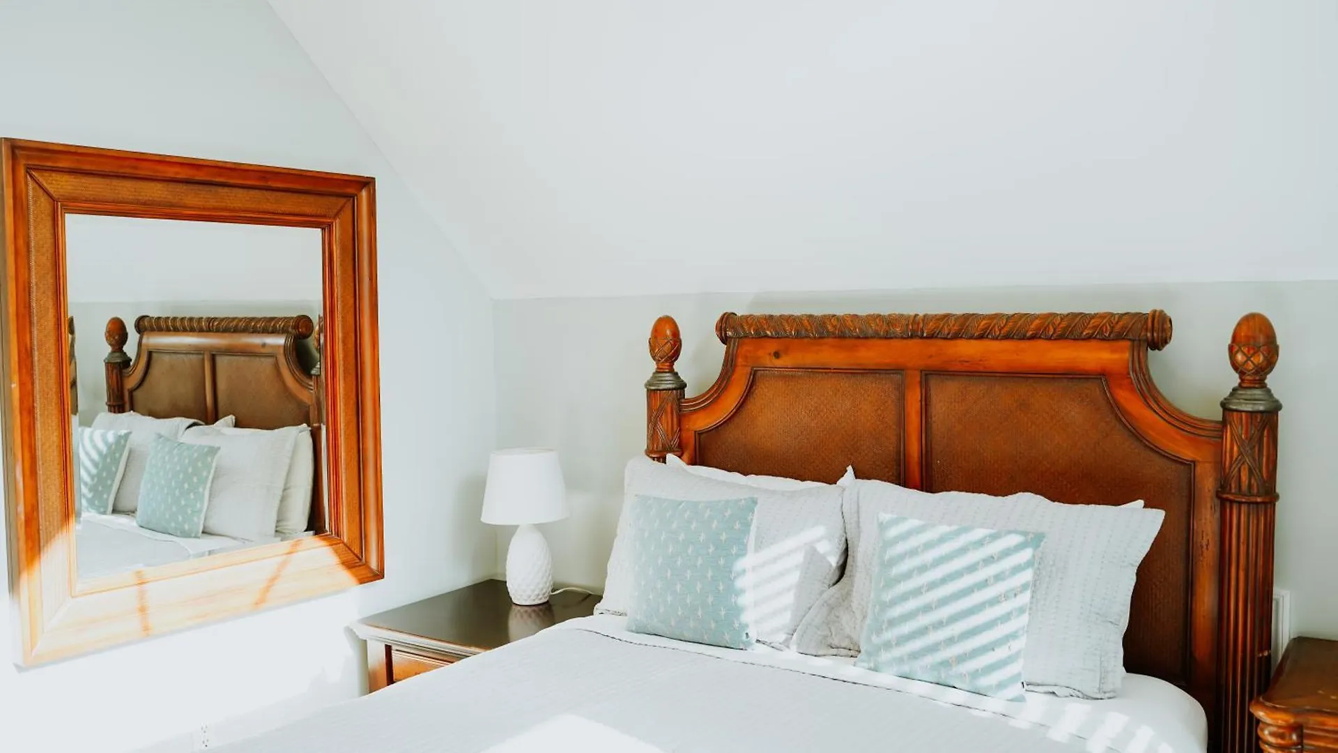 Shangri-La Boutique Bed & Breakfast  West Bay