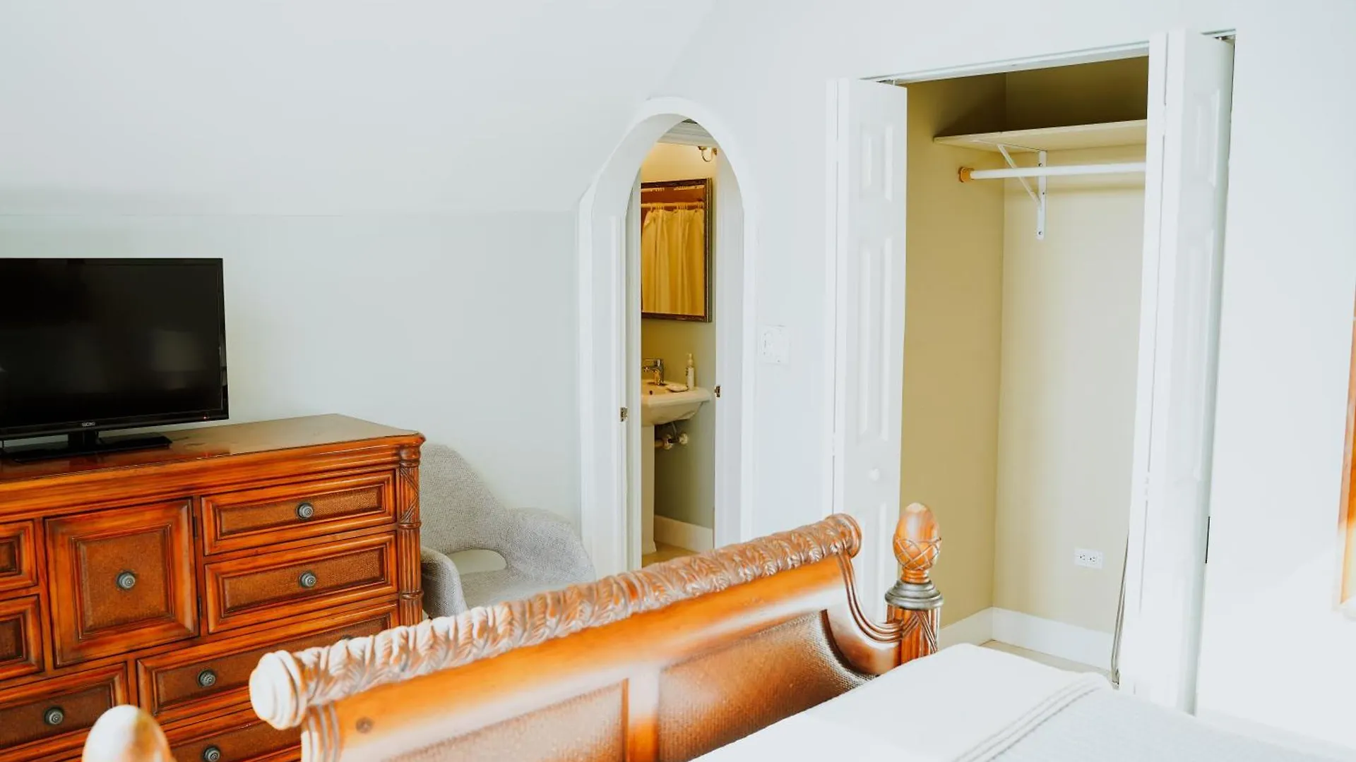 Shangri-La Boutique Bed & Breakfast West Bay