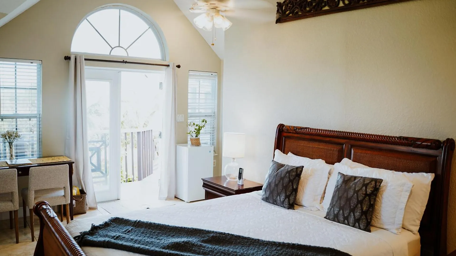 Shangri-La Boutique Bed & Breakfast  West Bay