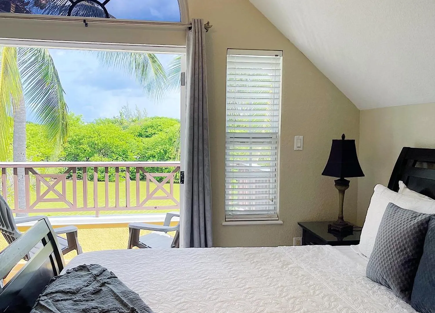 Shangri-La Boutique Bed & Breakfast 4*, West Bay