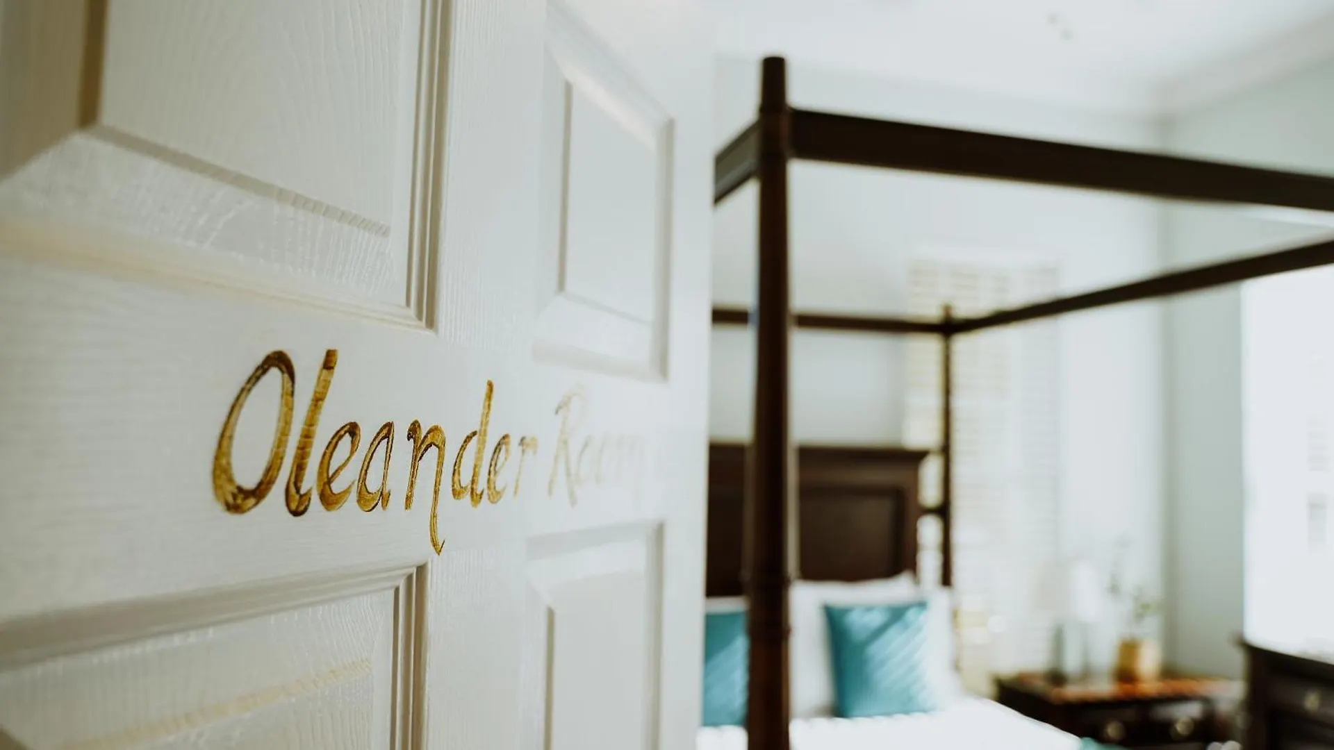 Shangri-La Boutique Bed & Breakfast West Bay