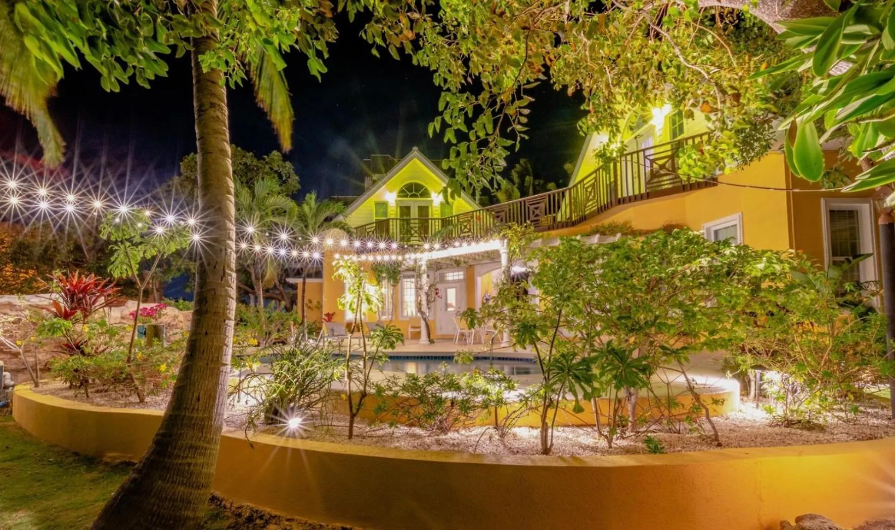 Shangri-La Boutique Bed & Breakfast  West Bay