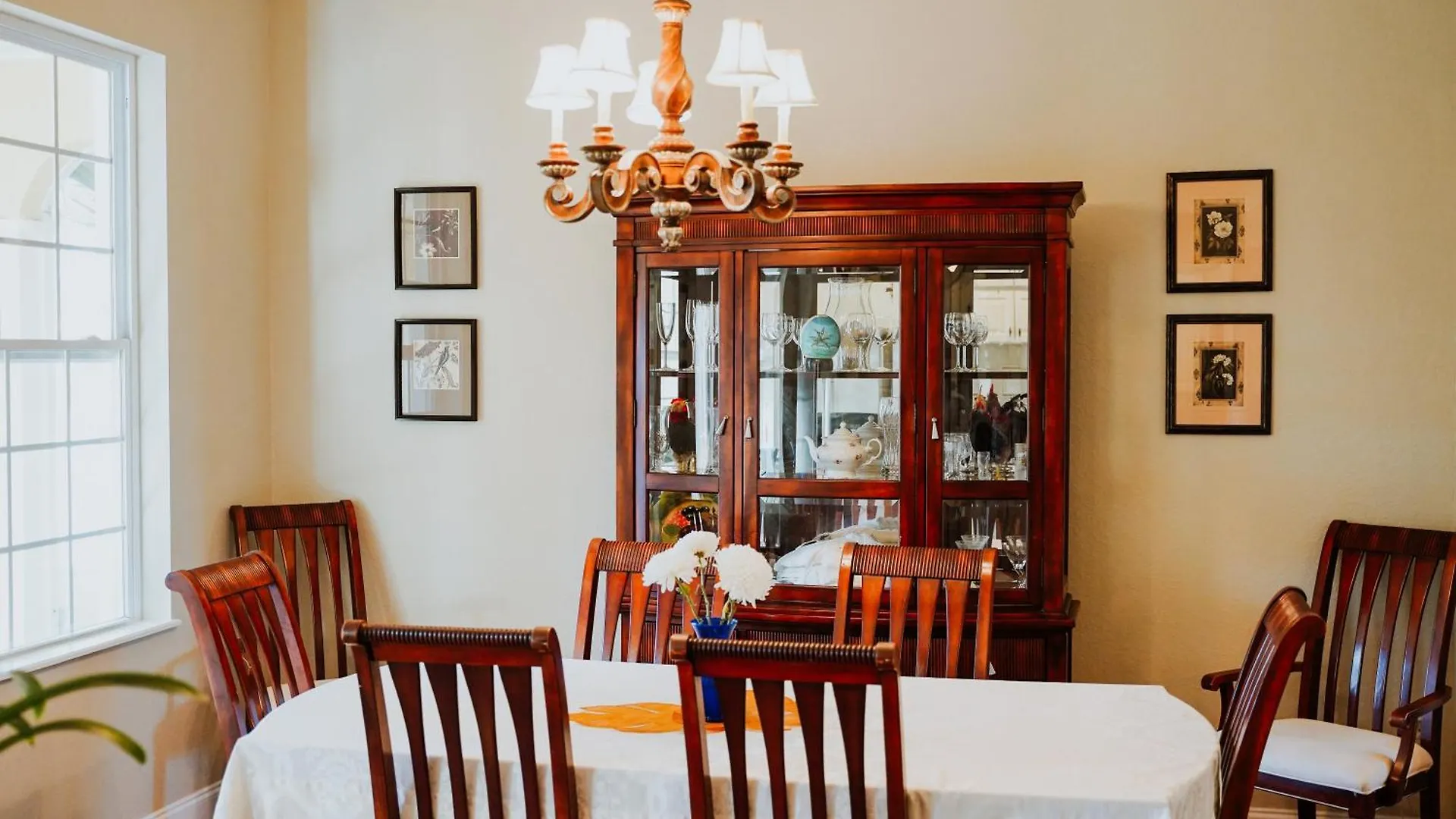 Shangri-La Boutique Bed & Breakfast  West Bay