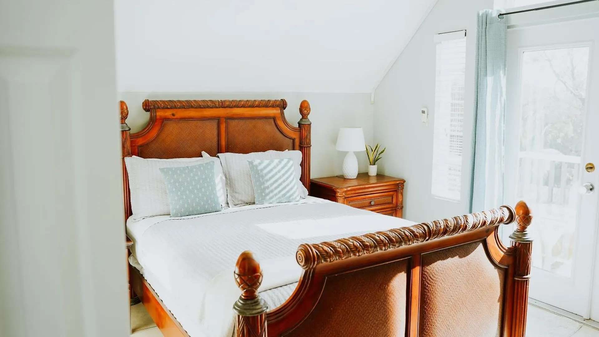 ****  Shangri-La Boutique Bed & Breakfast Cayman Islands