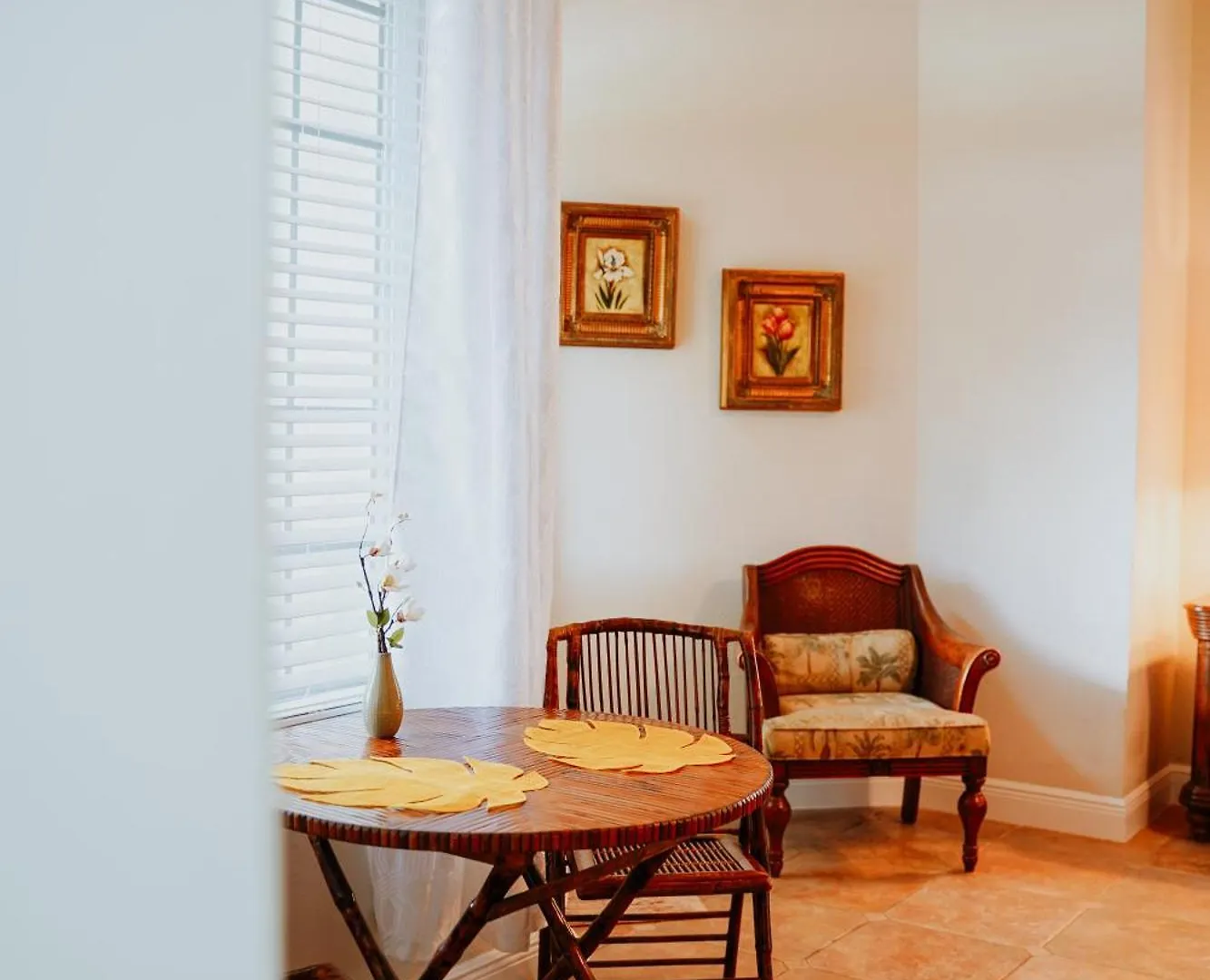 Shangri-La Boutique Bed & Breakfast  West Bay